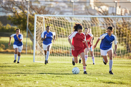Jeunes filles jouant un match de football