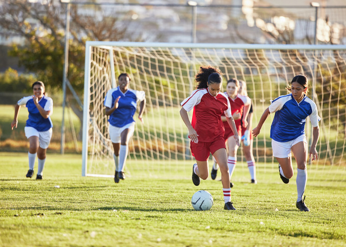 Jeunes filles jouant un match de football