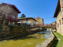 Jolie maison au bord de l'eau