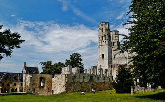 Jumieges_Abbaye_de_Jumieges_Tuerme_3.jpg