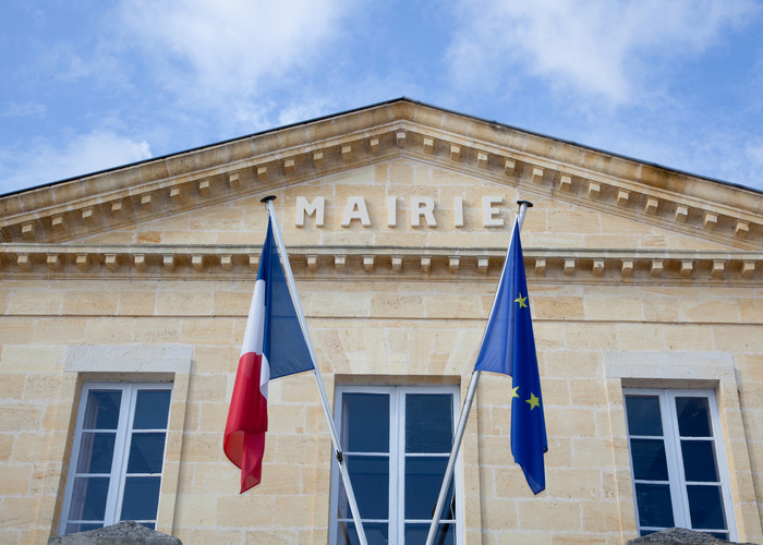 Mairie avec drapeaux français et européen
