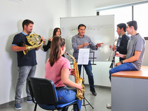 Élèves et professeur en cours à l'école de musique de la ville