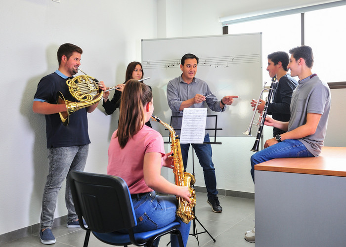 Élèves et professeur en cours à l'école de musique de la ville