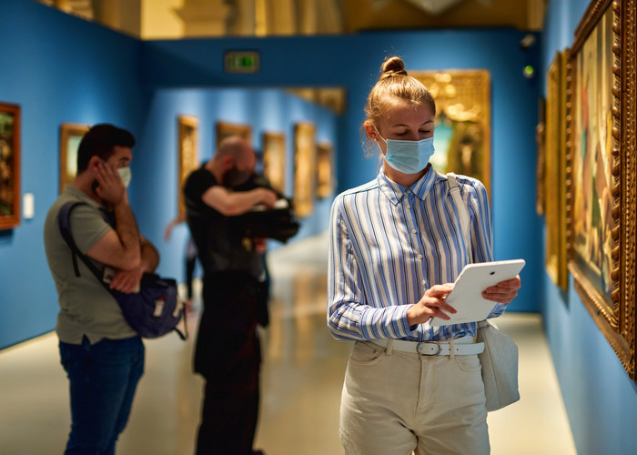 Femme devant un tableau au musée