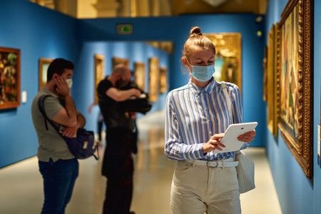 Femme devant un tableau au musée